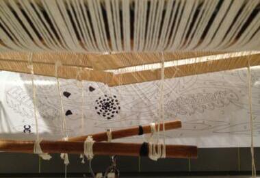 Le carton vu sous le métier à tisser …