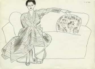 Jeune femme au canapé